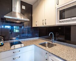 2-julia-cocina-balcon-del-pirineo-rural-ordesa