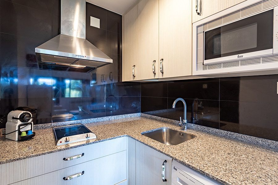 2-julia-cocina-balcon-del-pirineo-rural-ordesa