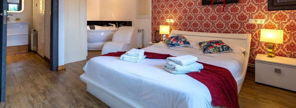 4-julia-dormitorio-balcon-del-pirineo-rural-ordesa