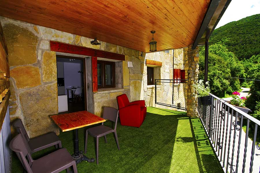 julia-terraza-balcon-del-pirineo-rural-ordesa